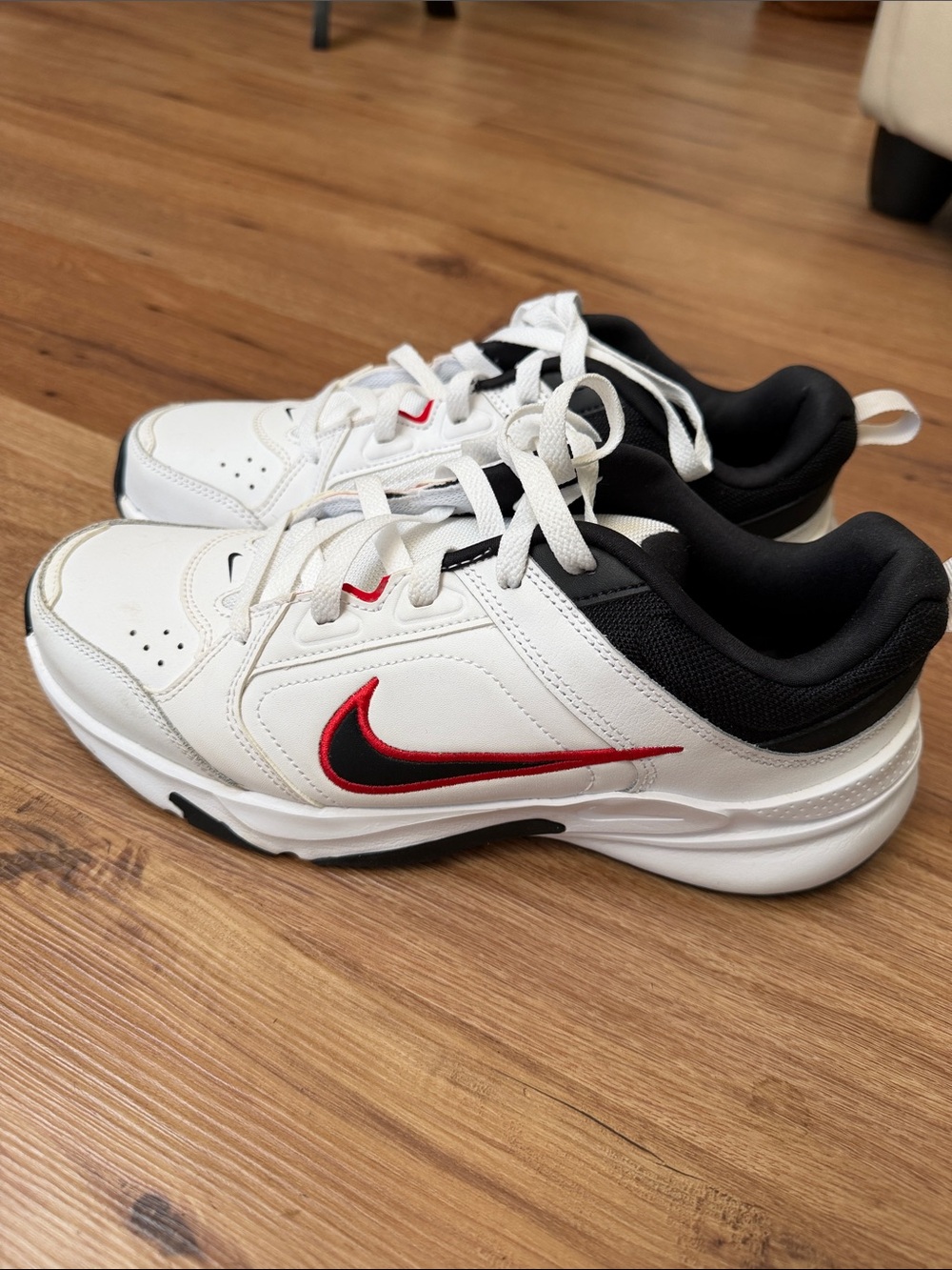 Nike “Defy all Day” White and Black Low-Top Sneakers with Red Accents, size 9.5
